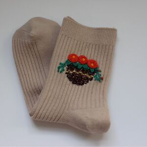 New cream hand embroidered basket of flowers socks